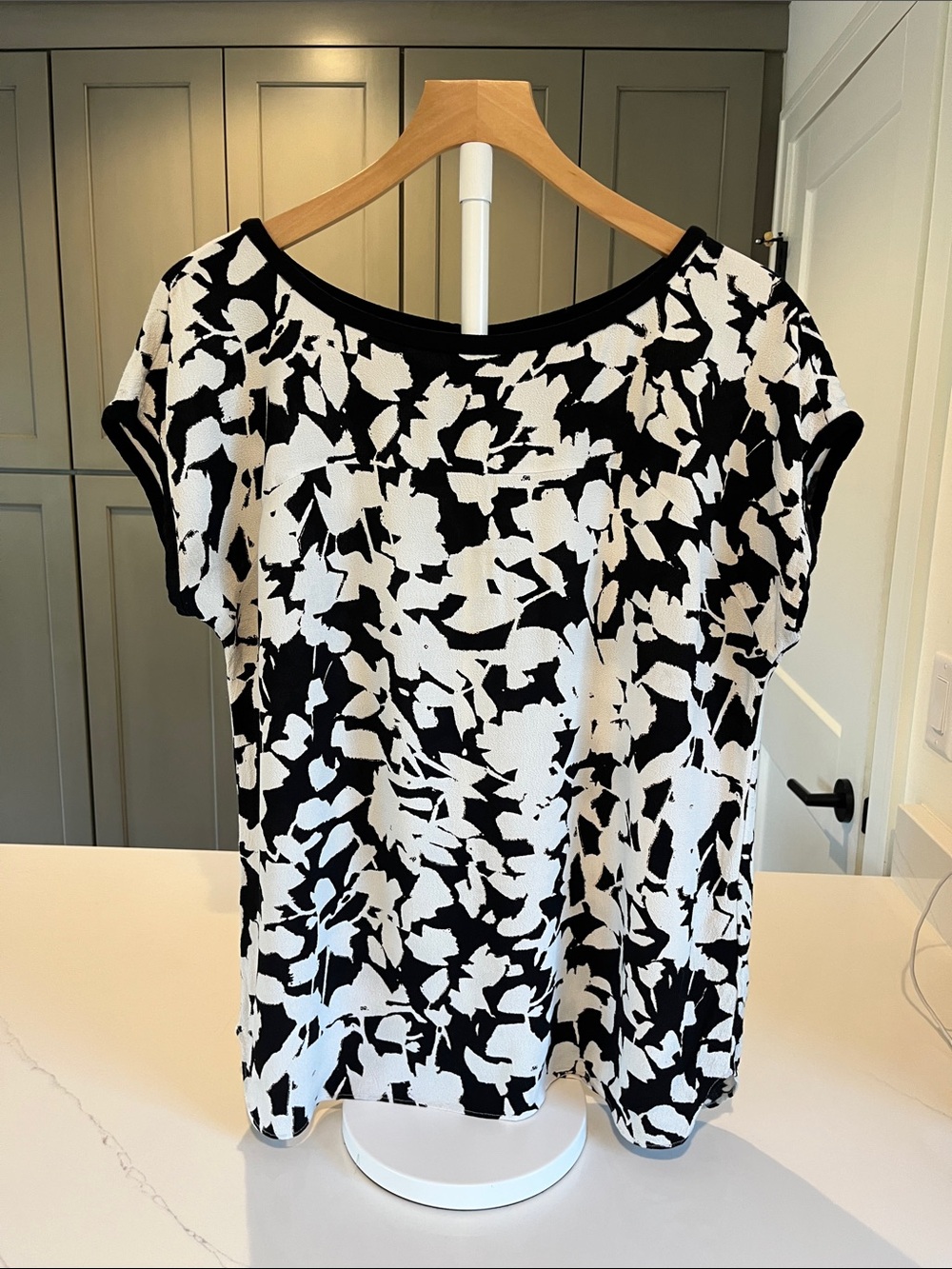 kate spade Black & White Abstract Scoop Neck Short Sleeve Top Size 10